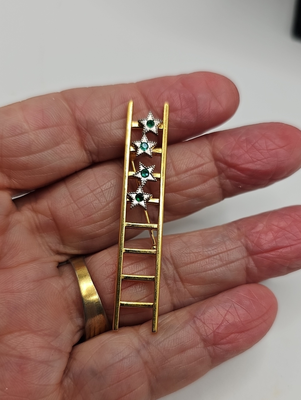 Mary Kay Succes Gold Tone Ladder Star Brooch with 4  Green Emerald Stones
